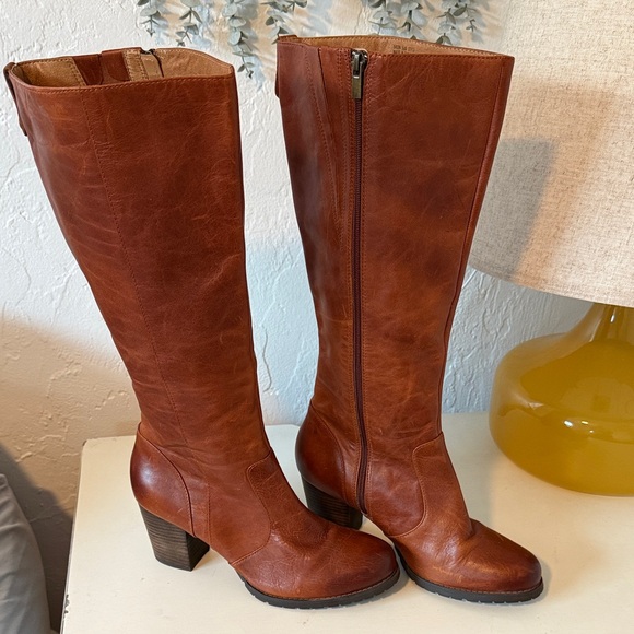 NWOT Clarks Brown Heeled Boots Size 9.5 - Picture 11 of 15